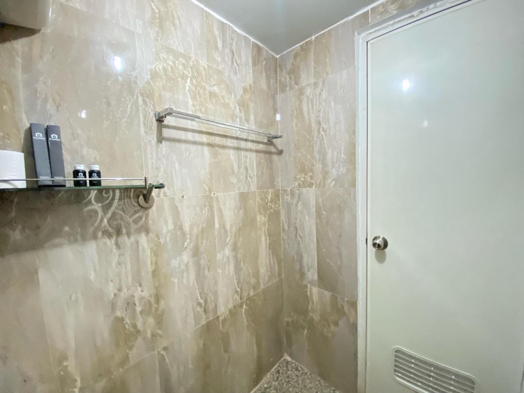 Spacious And Private 1br @metro By Travelio Apartemen *